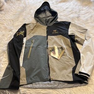 Arc'teryx BEAMS Men's Black, Gray, and White Performance Jacket BETA LT